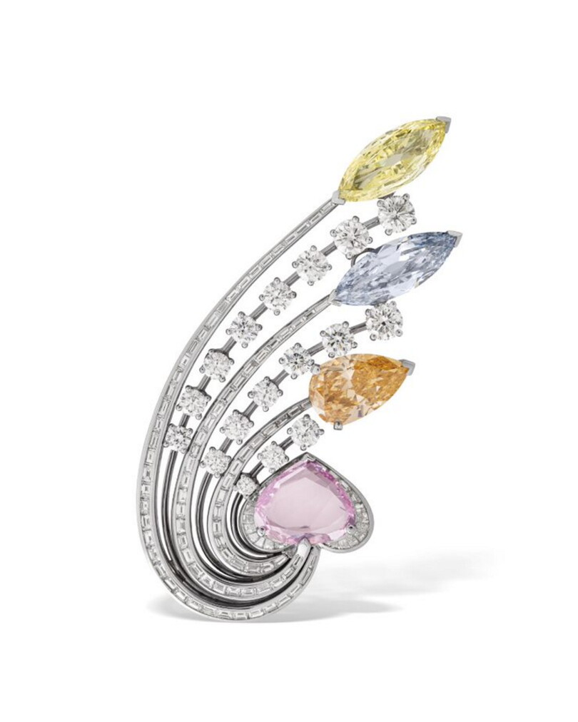 Cette broche signée Bulgari est sertie de quatre extraordinaires diamants de couleur : un rose de 5 carats, un orange de 5,14 carats, un bleu de 4,26 carats et un jaune de 3,82 carats.